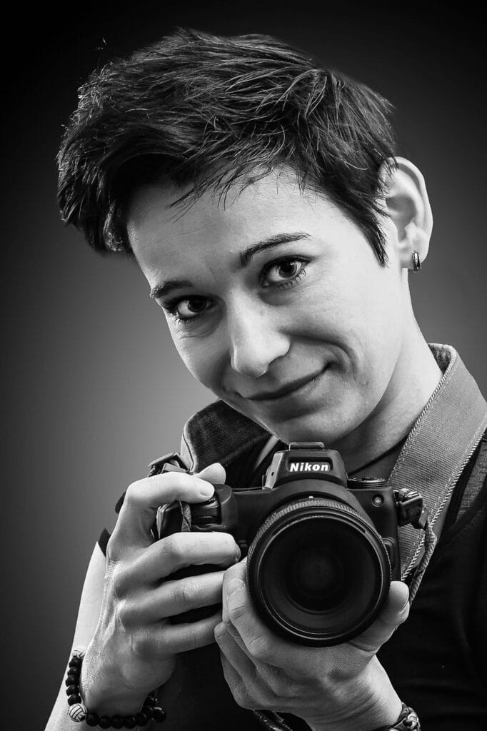 Hanka Brožková je fotografka a autorka projektu Malé Svatby. Svými fotkami zachycuje klid, emoce a přirozenost malých svatebních příběhů. Fotografka malých svateb, Hanka Brožková, zakladatelky projektu Malé Svatby. Jemný a přirozený styl svatebního focení v Praze a okolí.