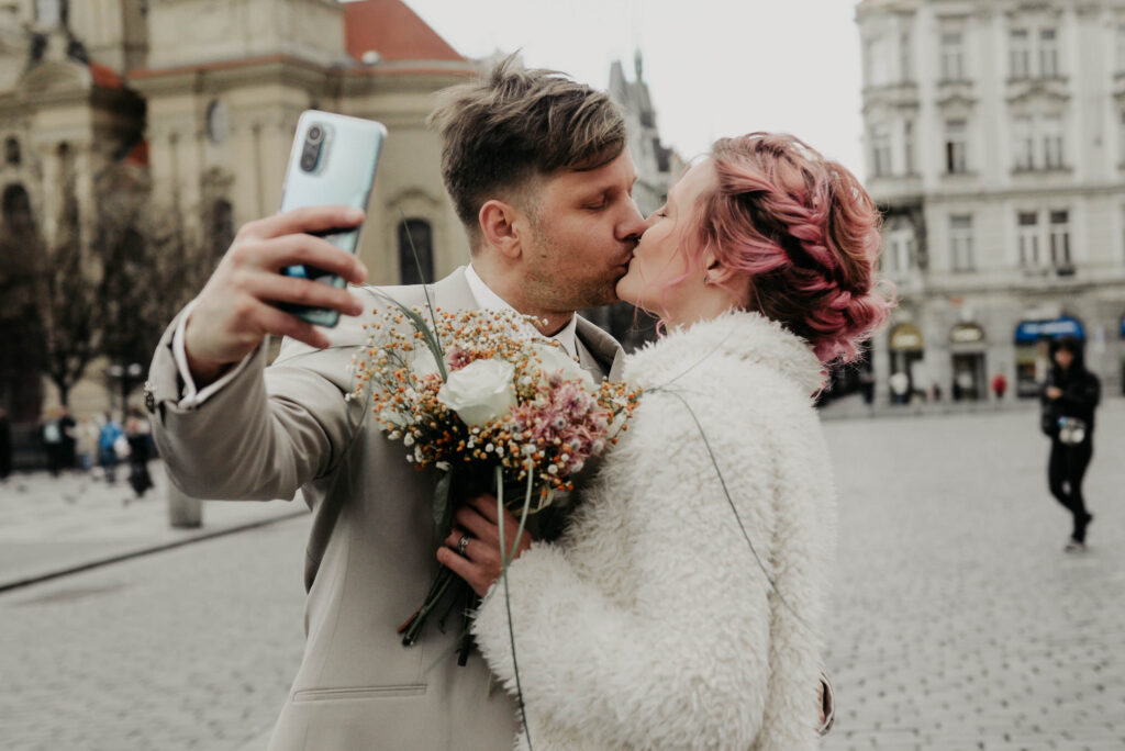 Novomanželé po obřadu na Staroměstské radnici v Praze