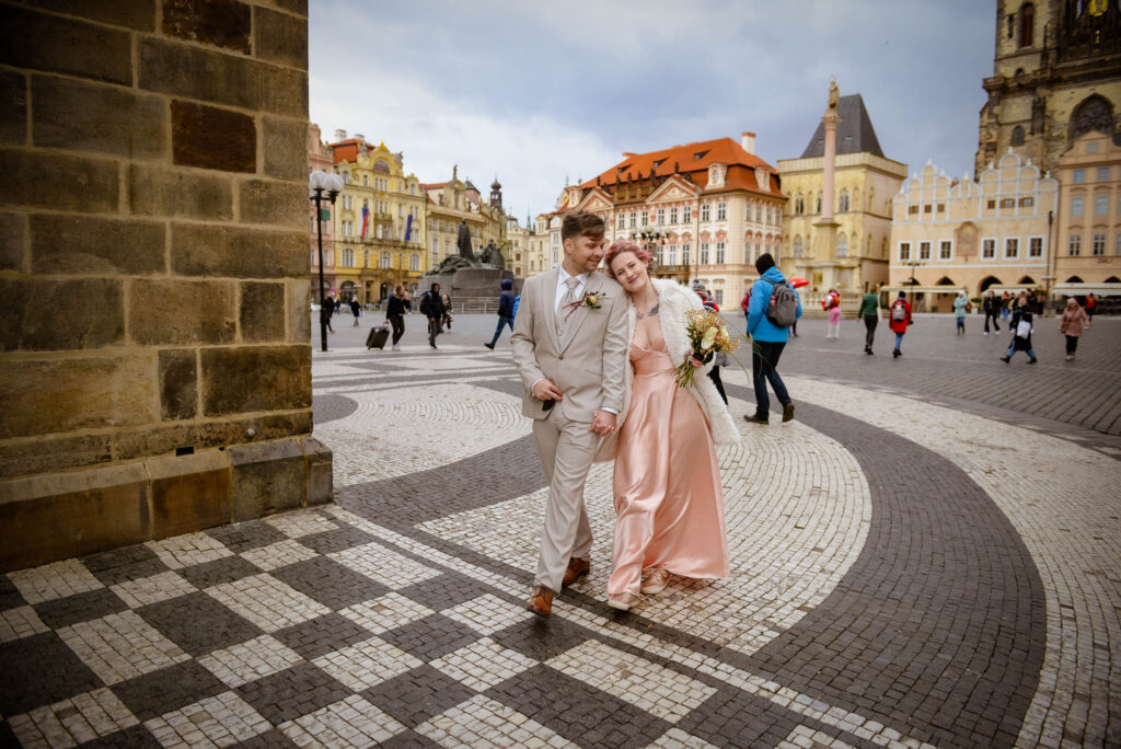 Společné focení novomanželů po svatbě v centru Prahy