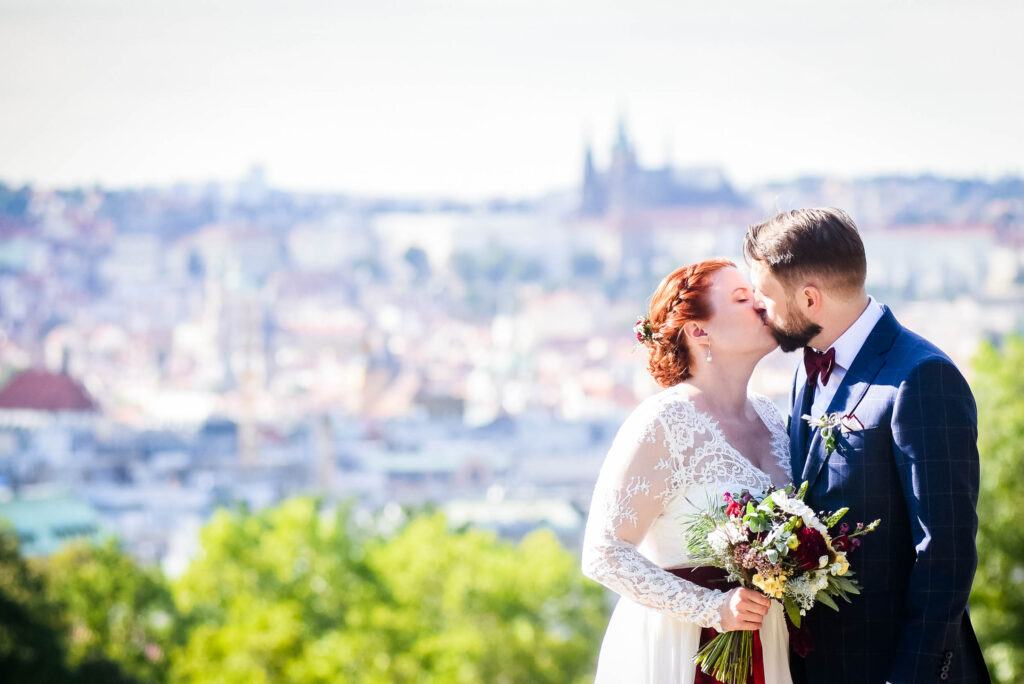 Láska, emoce a momentky z focení malé svatby v Praze