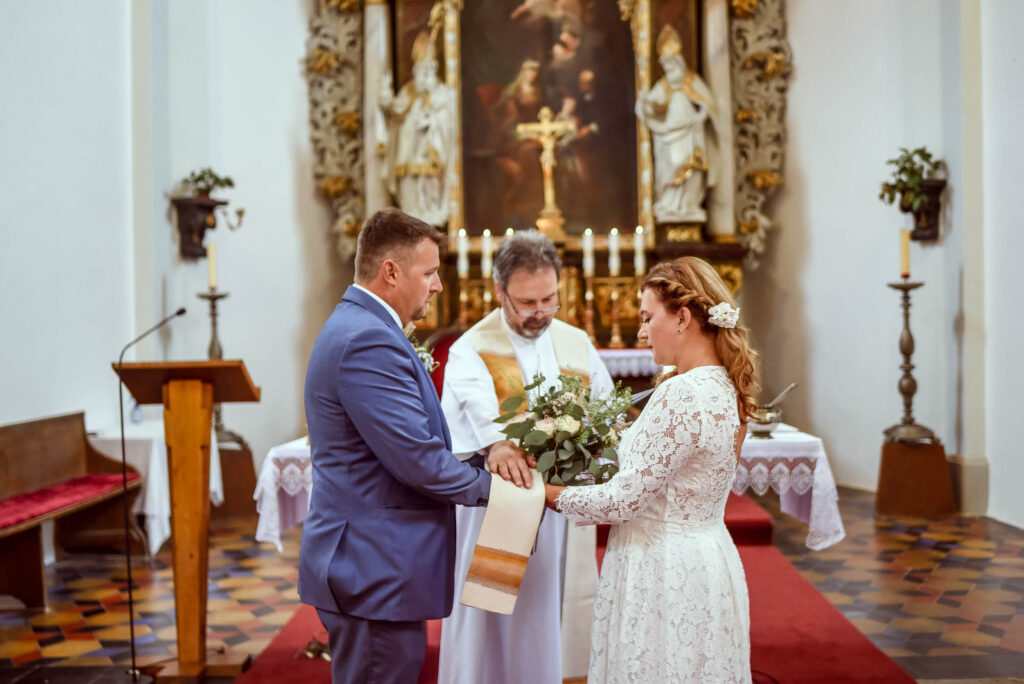 Církevní svatební obřad v kostele nedaleko Prahy