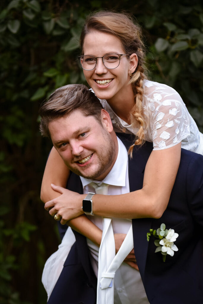 Přirozené svatební focení v Praze — malá letní svatba