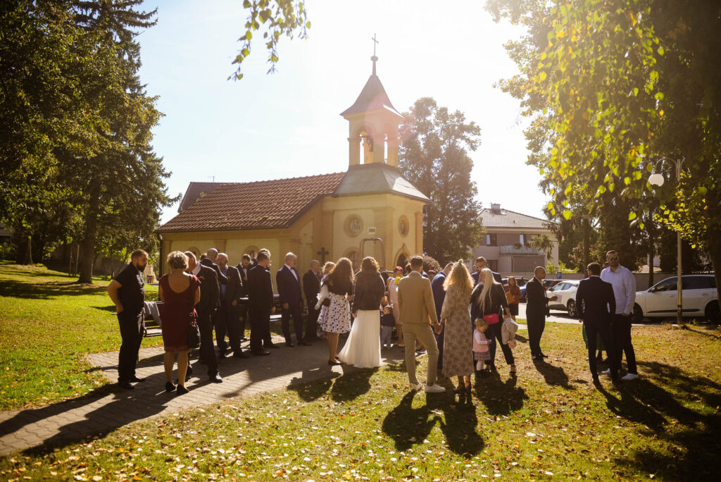 Svatební obřad – ženich a nevěsta si říkají své „ano“