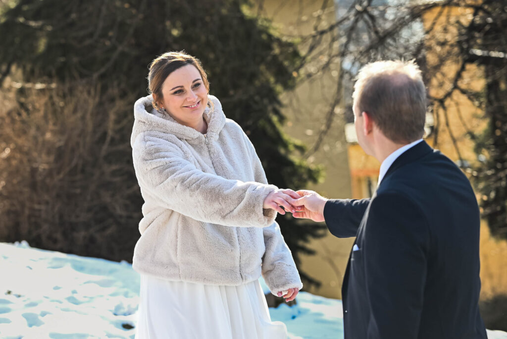 Novomanželé na zimní svatbě s koziskem u Chvalského zámku v Praze, Horní Počernice