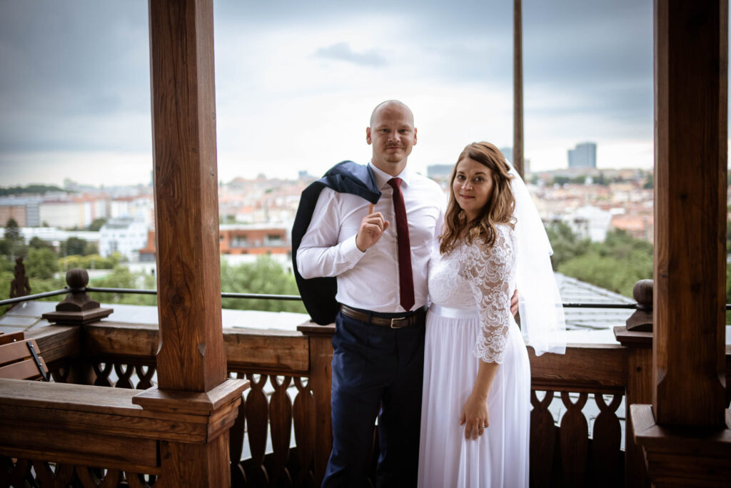 Těhotná nevěsta při svatbě ve Vinicním altánu v Praze