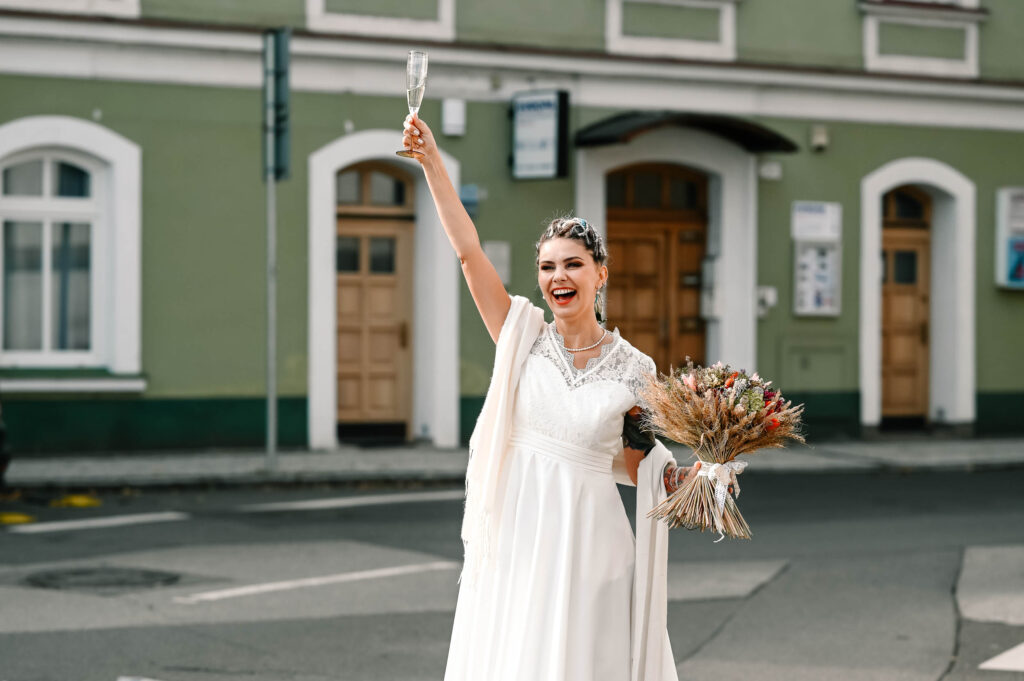 Svatební obřad na Zbraslavi, nevěsta s copánky