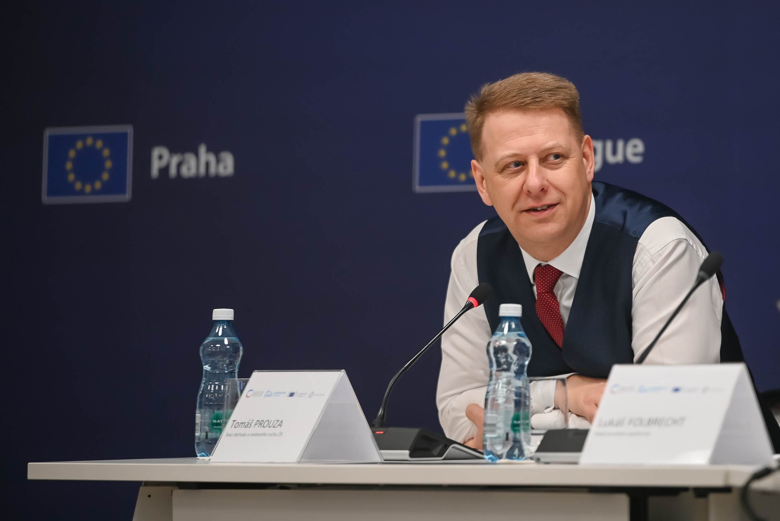 Reportážní portrét Tomáše Prouzy pořízený během konference. Přirozený moment zachycený při vystoupení.