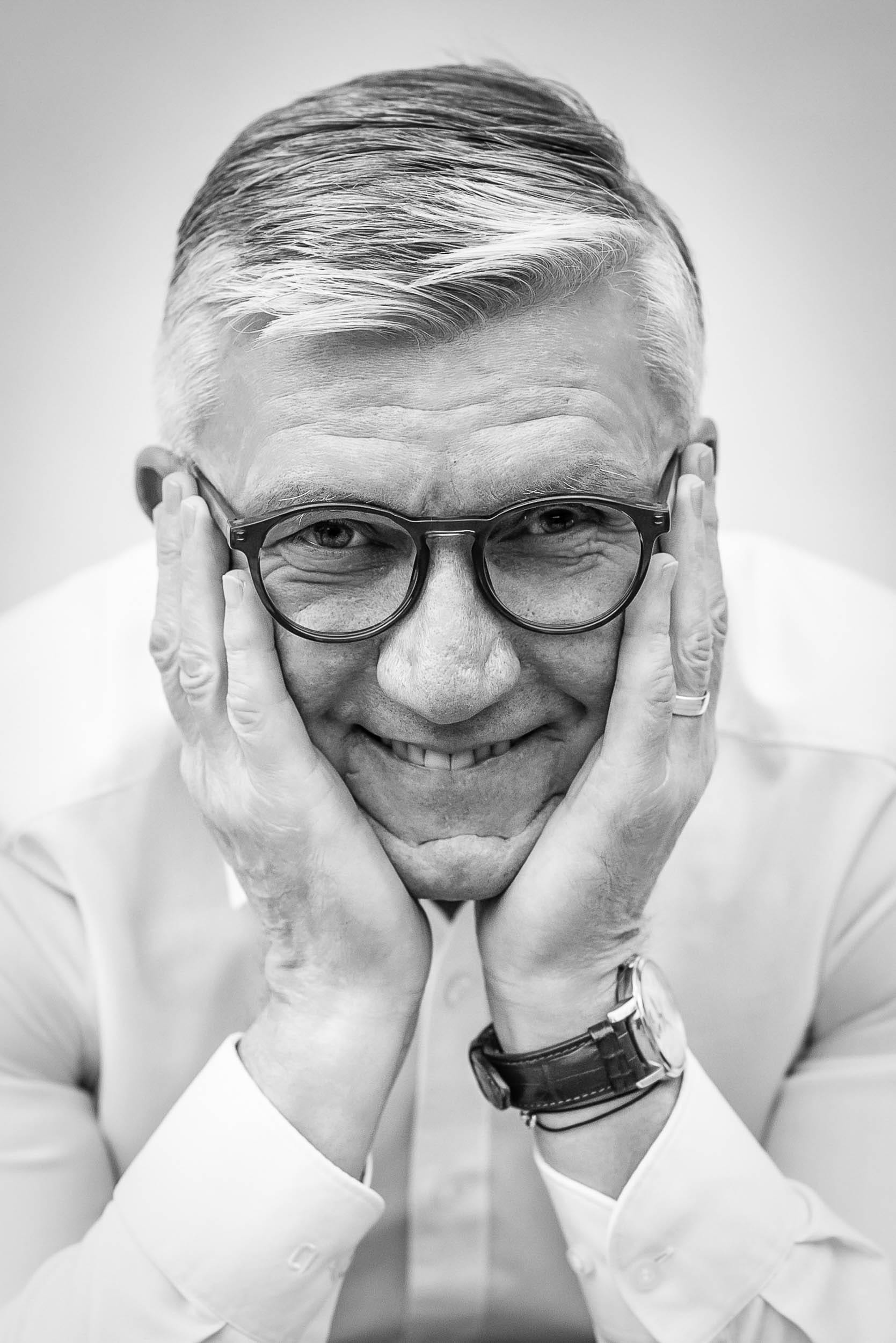 Černobílý business portrét Zdeňka Zajíčka, prezidenta Hospodářské komory ČR. Profesionální výraz a civilní atmosféra.